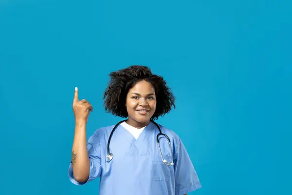Uma Jovem Afro Americana Uniforme Médico — Fotografia de Stock