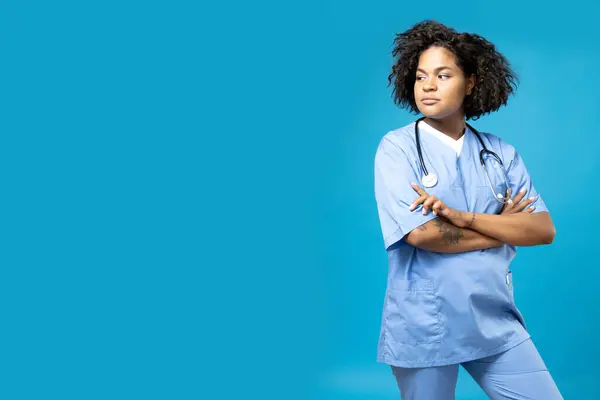 Mladá Afroameričanka Lékařské Uniformě — Stock fotografie