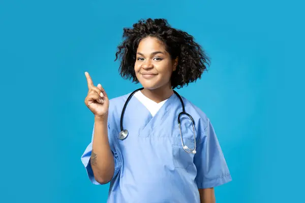 Uma Jovem Afro Americana Uniforme Médico — Fotografia de Stock