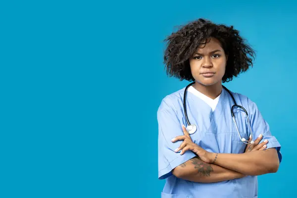 医者の制服を着た若いアフリカ系アメリカ人女性 — ストック写真