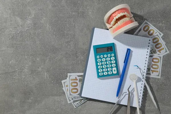 Mandíbula Instrumentos Dentários Calculadora Dinheiro Bloco Notas Fundo Cinza Espaço — Fotografia de Stock
