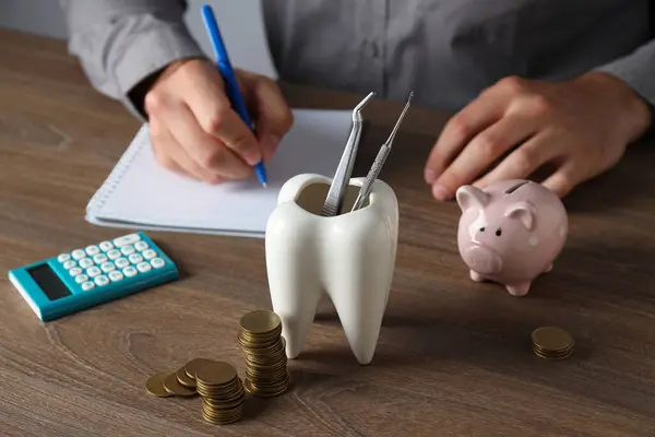 Dent Avec Instruments Dentaires Tirelire Calculatrice Pièces Mains Sur Table — Photo