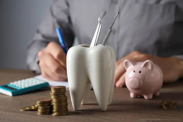 Dente Com Instrumentos Dentários Mealheiro Calculadora Moedas Mesa Fundo Cinza — Fotografia de Stock