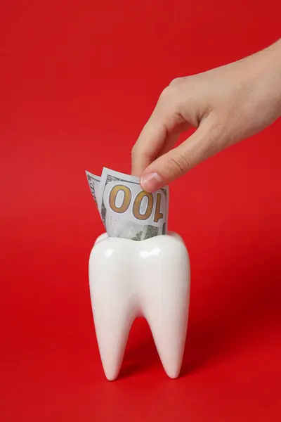 Dinheiro Dente Mão Sobre Fundo Vermelho — Fotografia de Stock