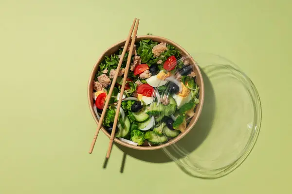 Salade Thon Sur Fond Vert — Photo