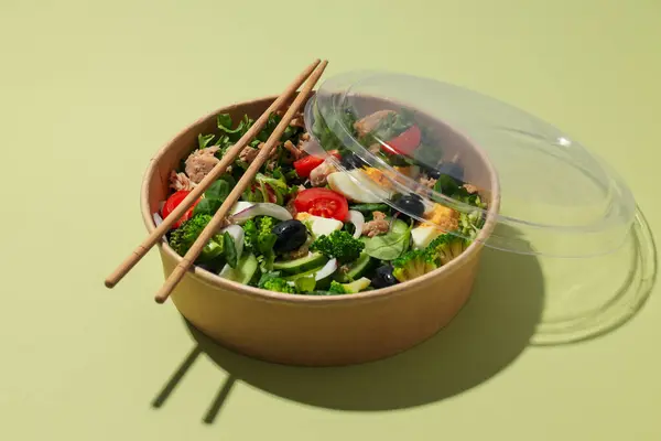 Salada Com Atum Fundo Verde — Fotografia de Stock
