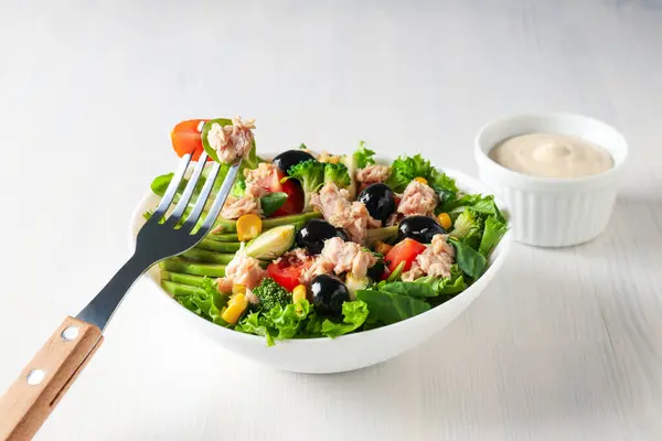 Salada Com Atum Uma Mesa Branca — Fotografia de Stock