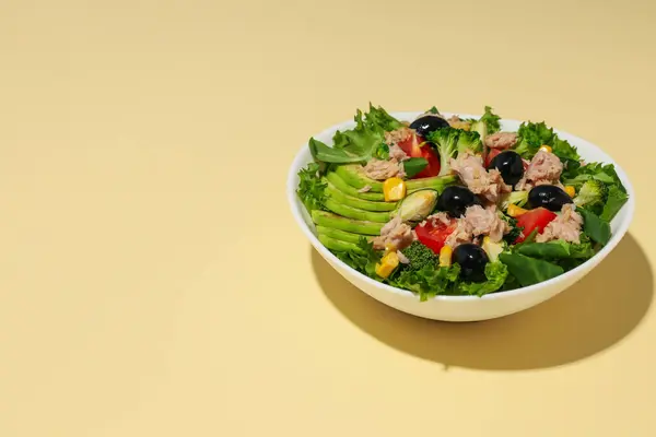 Salada Com Atum Fundo Amarelo — Fotografia de Stock