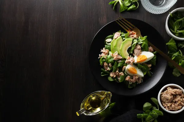 Salade Thon Sur Une Table Noire Avec Une Fourchette — Photo