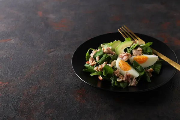 Salada Com Atum Uma Mesa Escura Com Garfo — Fotografia de Stock