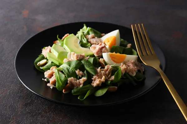 Salada Com Atum Uma Mesa Escura Com Garfo — Fotografia de Stock