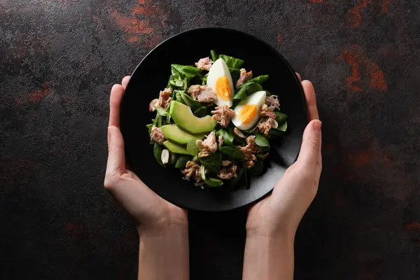 Salade Thon Sur Une Table Noire Avec Une Fourchette — Photo
