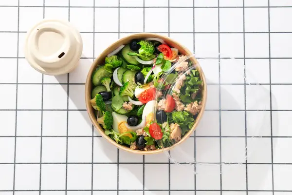 Salade Thon Dans Une Assiette Carton Sur Une Table Lumineuse — Photo