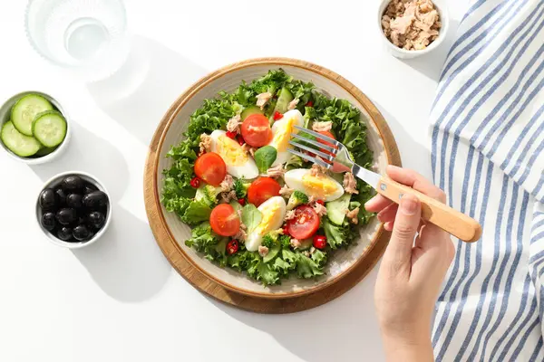 Salade Prête Avec Thon Sur Une Planche Bois — Photo