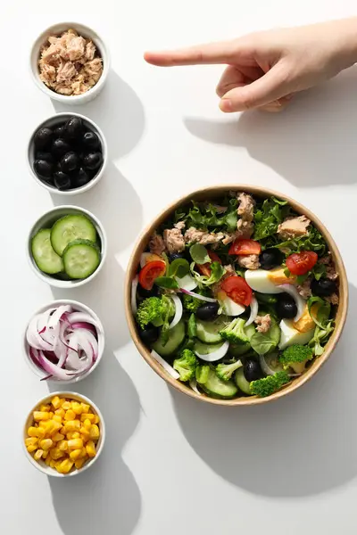 Salada Atum Uma Chapa Papelão Uma Mesa Leve — Fotografia de Stock