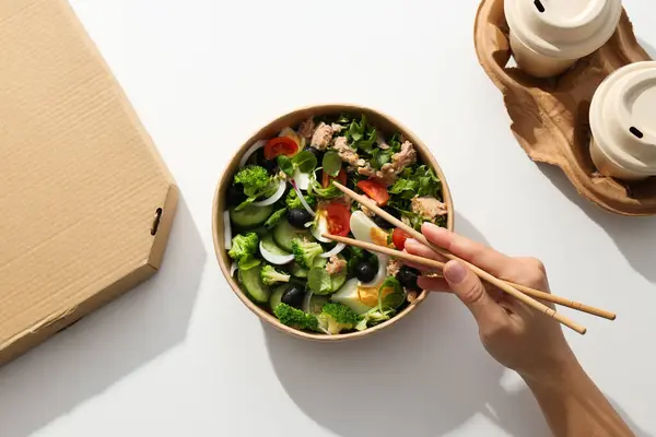 Salade Thon Dans Une Assiette Carton Sur Une Table Lumineuse — Photo