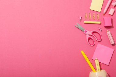 Ofis özellikleri masanın üzerinde, üst görünüm.