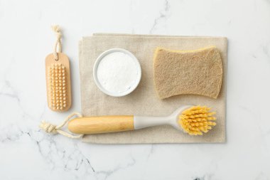 Mermer zemin üzerinde fırçalar, süngerler ve gazoz kasesi, üst görünüm