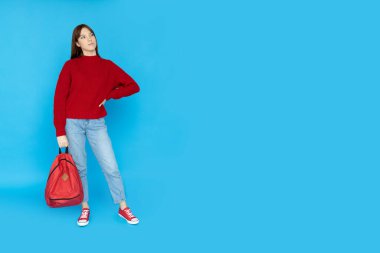 Elinde sırt çantası olan şık bir genç kız.