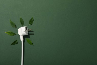 Yeşil yapraklı beyaz elektrik kablosu