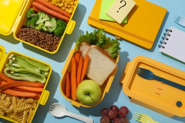 Mavi arka planda yiyeceği olan plastik beslenme çantaları.