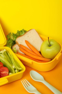 Sarı arka planda yemek olan sarı beslenme çantası.