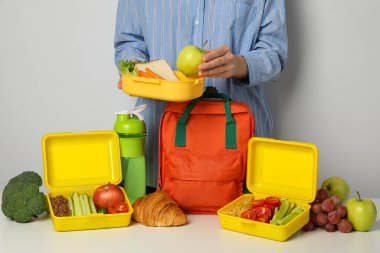 Beslenme çantaları, yemek ve okul çantası.