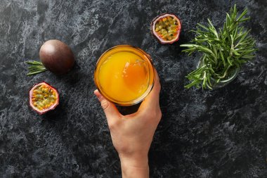 Lezzetli ve taze egzotik meyve suyu kavramı