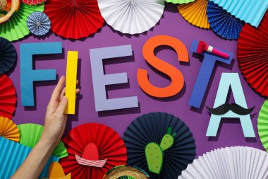 Güzel bir arka planda süslemeleri olan fiesta harfleri