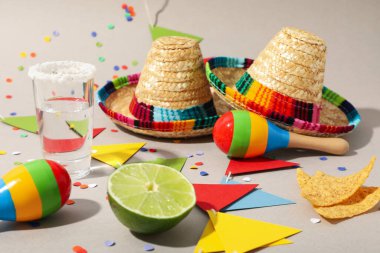 Hafif arkaplanda tekila ve limonlu cips.