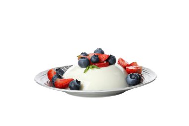 Beyaz arka planda izole edilmiş bir tabakta panna cotta tatlısı..