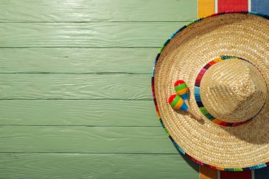 Marakas Meksika sombrerosu, Cinco de Mayo konsepti.