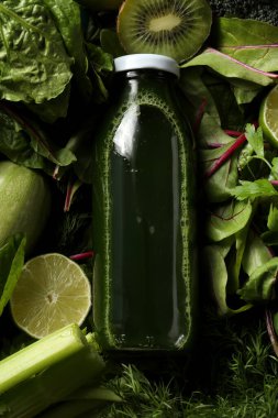 Cam şişedeki taze sağlıklı meyve suyu.