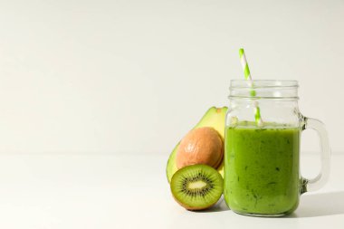 Hafif bir arka planda avokado ve kivi ile smoothie