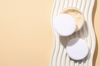 Bir şişe toz, açık renk, bej arka planda..