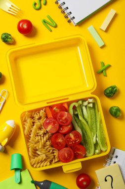Sarı arka planda yemek olan sarı beslenme çantası.