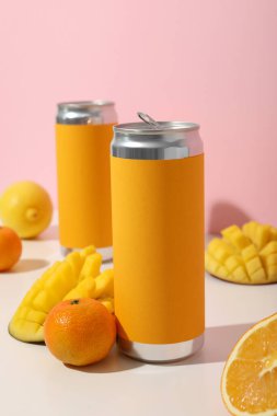 Pembe arka planda tropikal meyve ve teneke kutu