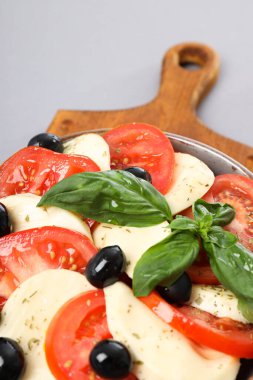 Salata Caprese, lezzetli ve lezzetli yemek kavramı.