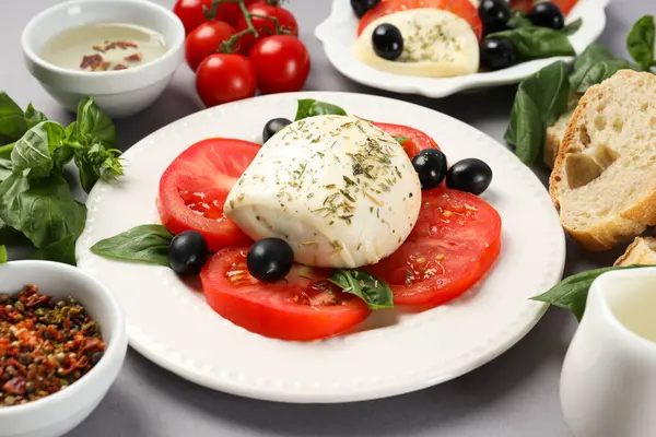 Salata Caprese, lezzetli ve lezzetli yemek kavramı.