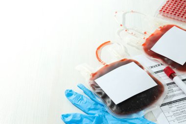 Torbalar ve donör kanı olan test tüpleri, ışık arkaplan belgesi, metin için boşluk