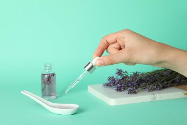 Lavanta yağı ve lavanta çiçeği.