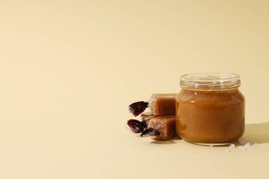 Hafif arkaplanda tuzlu karamel.