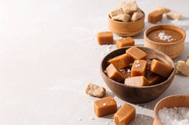 Tahta bir kasede tuzlanmış karamel küpleri