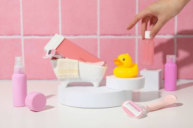 Pembe arka planda tüy dökücü aksesuarlar