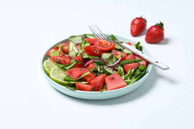 Çilek ve limonlu bir kasede karpuz salatası