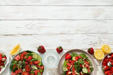 Beyaz arka planda karpuz ve taze meyve salatası.