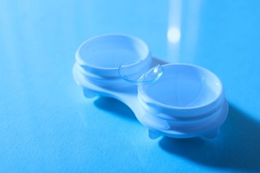 Gözler için kontakt lensler depolama konteynırı ile