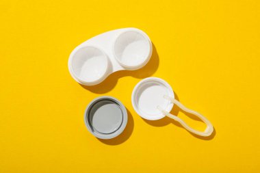 Gözler için kontakt lensler depolama konteynırı ile