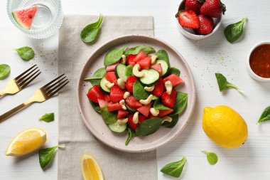 Limonlu ve çilekli bir kasede taze karpuz salatası