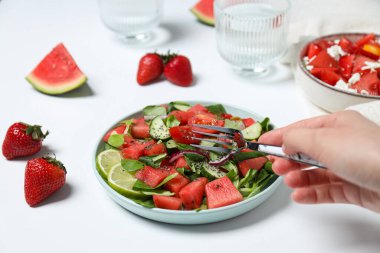 Çilek ve limonlu bir kasede karpuz salatası